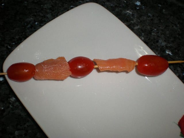 Brocheta de salmón y cherry pera