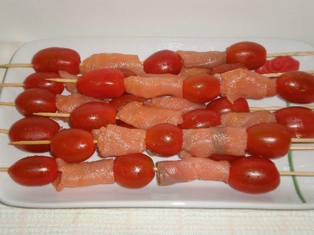 Brochetas de salmón y cherry pera