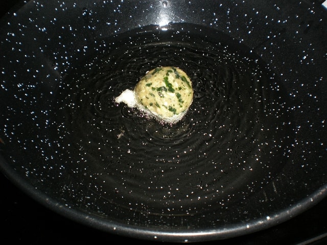 Freír bolitas de pollo y espinacas