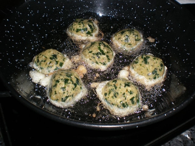 Freír bolitas de pollo y espinacas