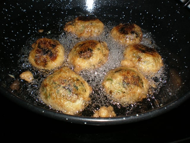 Freír bolitas de pollo y espinacas