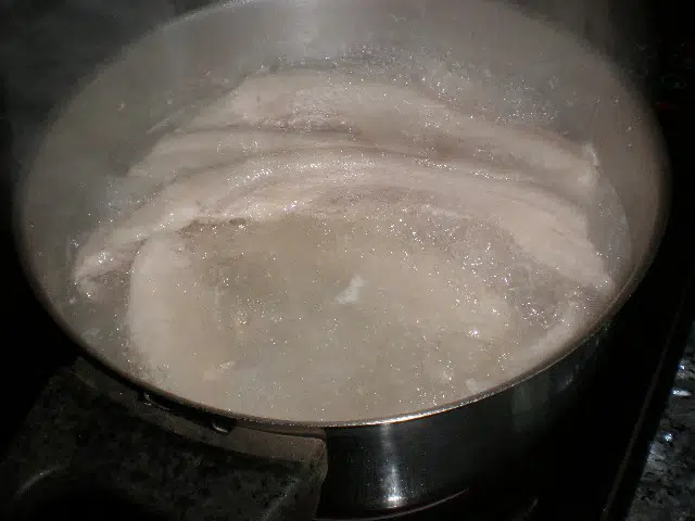 Hervir la panceta fresca