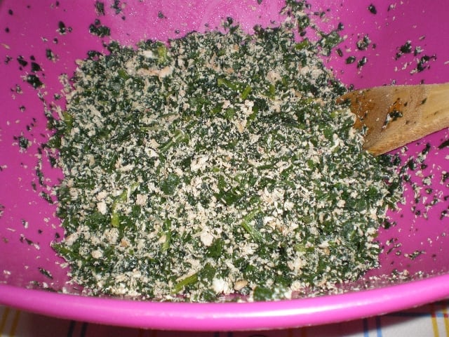 Mezclar las espinacas con la pechuga de pollo