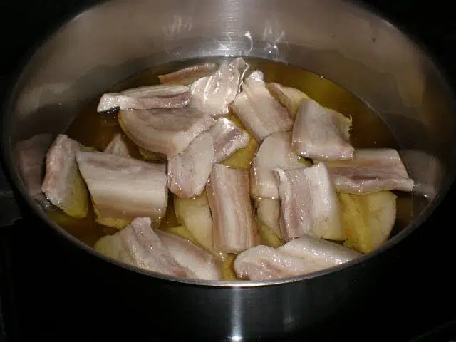 Panceta fresca cubierta de aceite