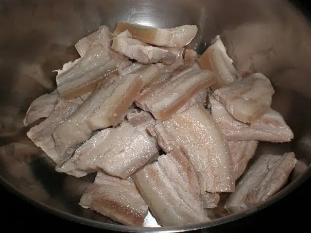 Panceta fresca hervida y partida