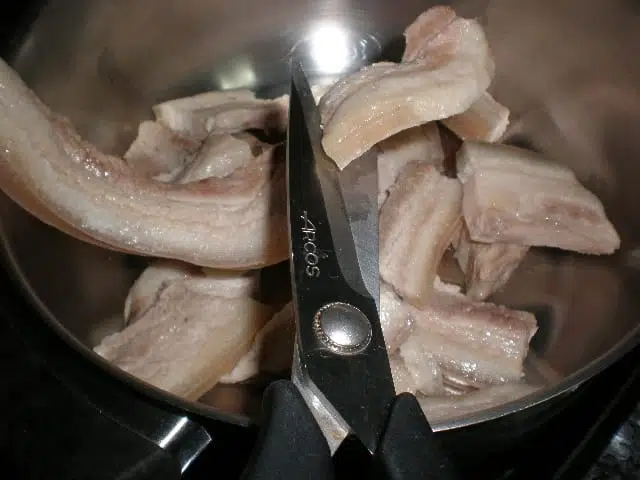 Partir panceta fresca hervida