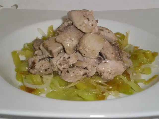 Atún al limón en cama de bulbos Atún al limón en cama de bulbos
