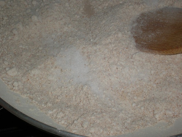 Poner sal a la harina tostada