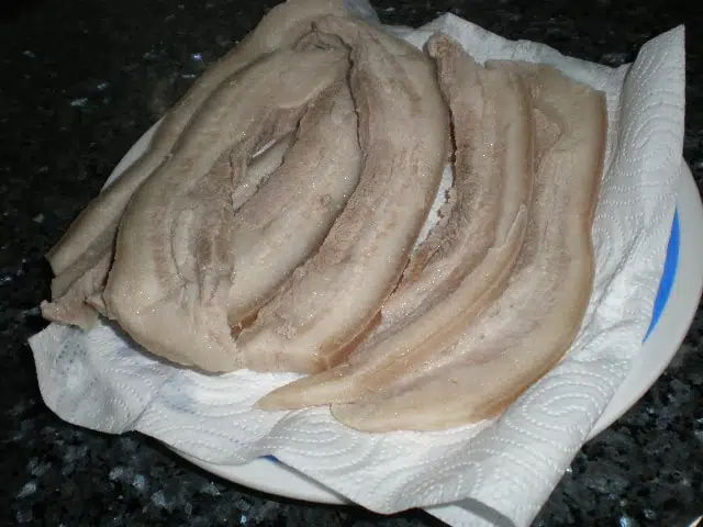 Escurrir la panceta fresca hervida
