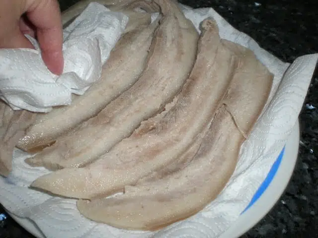 Secar la panceta fresca hervida