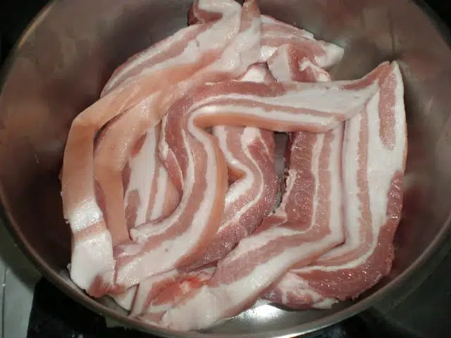 Tiras de panceta fresca en cazuela