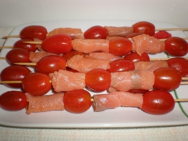 Brochetas de salmón y cherry pera