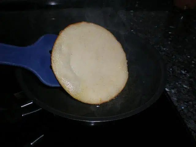 Freír la tortita de maíz