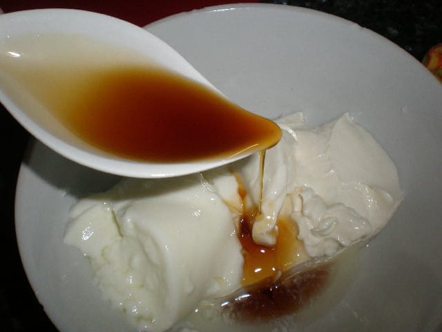 Echar el jarabe de arce al queso y yogur