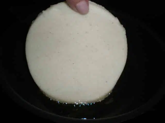 Freír la tortita de maíz Freír la tortita de maíz