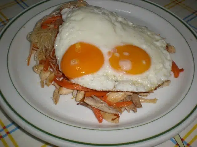Fideos de cristal con pollo y huevos fritos
