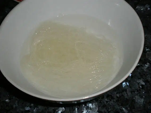Fideos de cristal de remojo