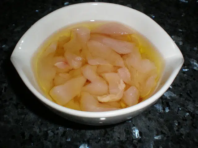 Macerar tiras de pollo en AOVE