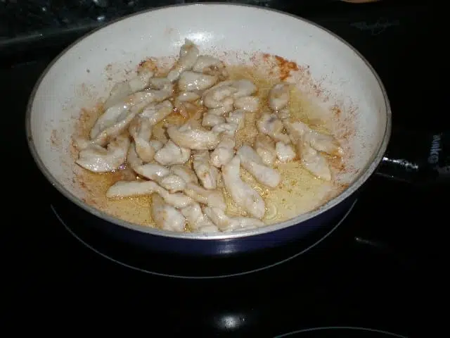Freír tiras de pechuga de pollo