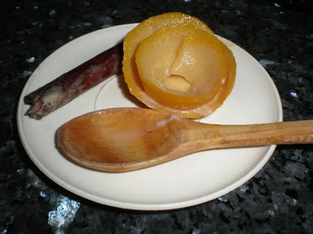 Sacar piel de naranja y rama de canela
