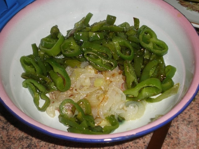 Cebolla y pimientos verdes fritos