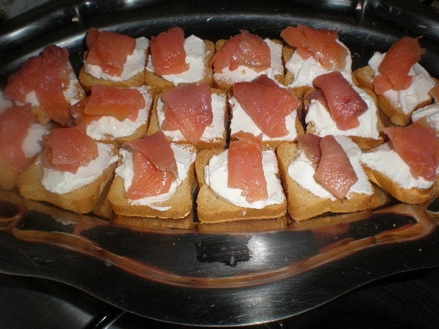 Tostaditas con queso y salmón