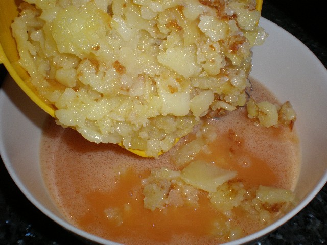 Echar papas en huevos