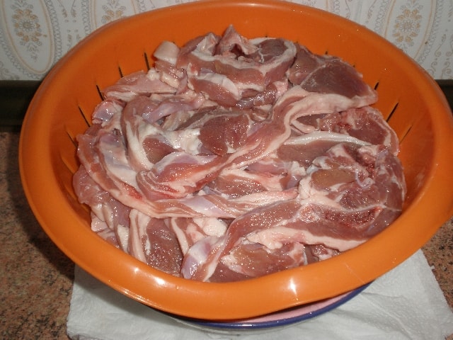 Escurrir las chuletillas de cordero