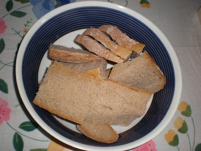 Rodajas de pan artesano integral 