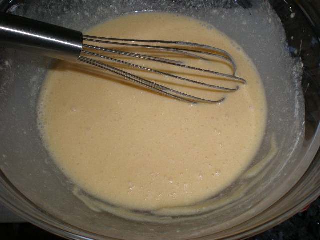 Mezclar los huevos con la stevia y la mantequilla 