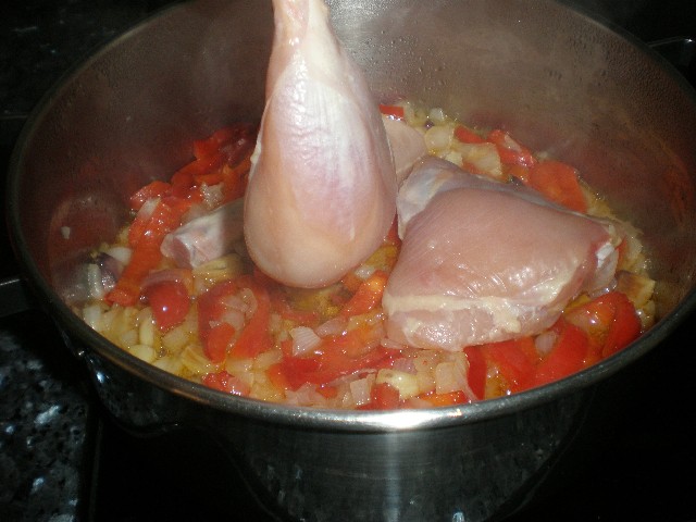 Meter el pollo en la cazuela