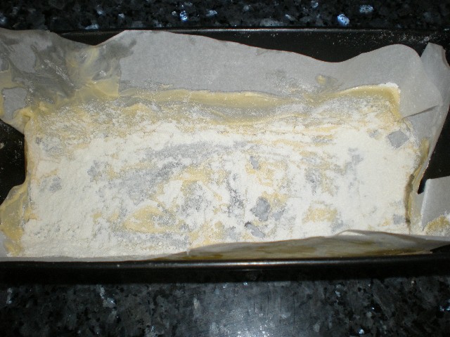 Molde con mantequilla y harina