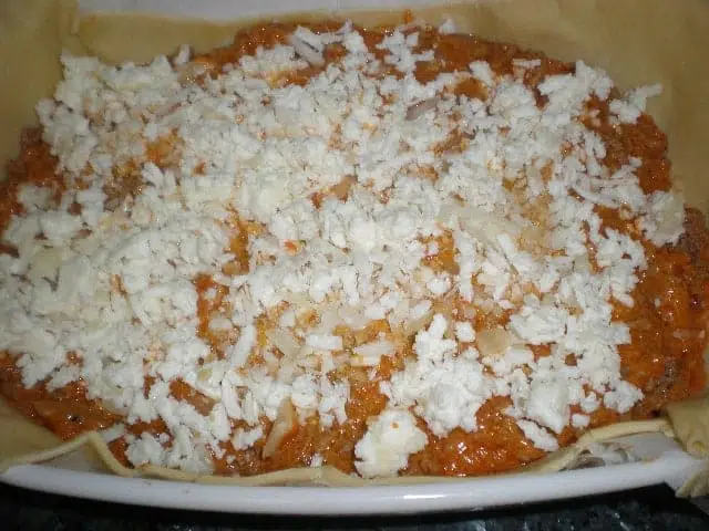 Echar queso a empanada boloñesa