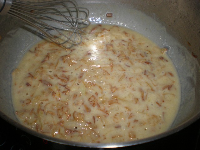 Elaborar bechamel  con cebolla