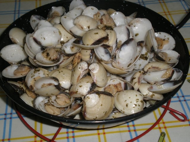 Almejas al ajillo 