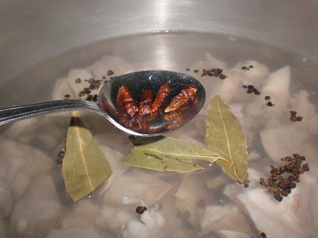 Echar cayena a las orejas de cerdo