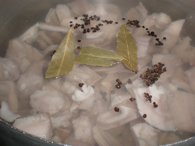 Orejas de cerdo con pimienta y laurel