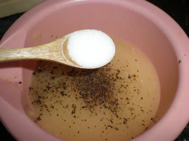 Echar pimienta y sal al jugo de limón Echar pimienta y sal al jugo de limón