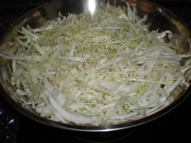 Juliana de col blanca en el wok