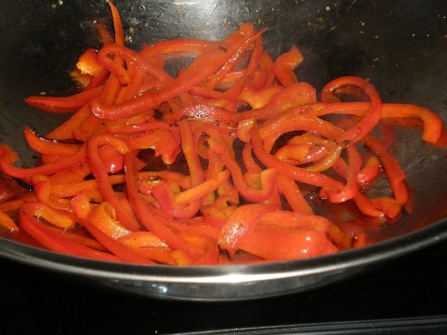 Saltear el pimiento rojo