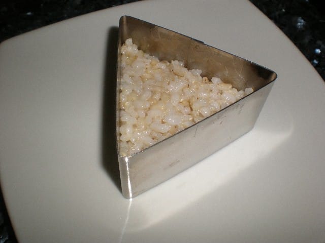 Poner el arroz en molde de triángulo