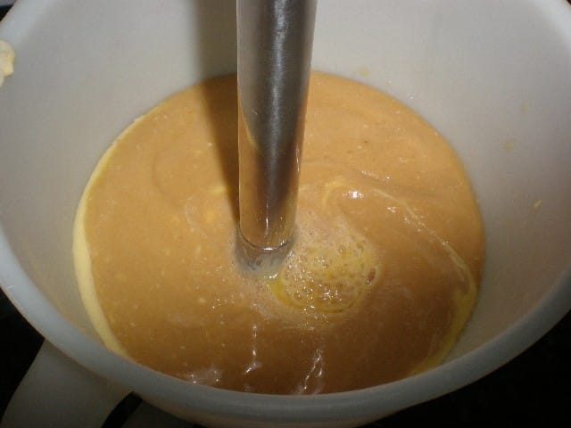 Preparar el bizcocho de naranja y mantequilla