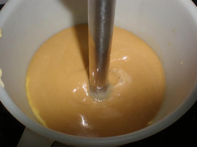 Preparar el bizcocho de naranja y mantequilla