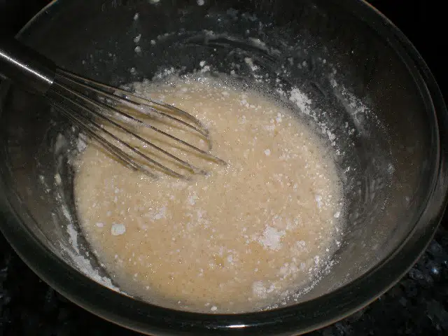 Batir harina con huevo y leche