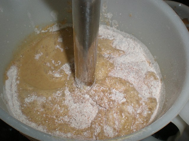 Preparar el bizcocho de naranja y mantequilla