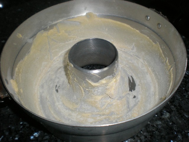 Bizcochera con mantequilla y harina