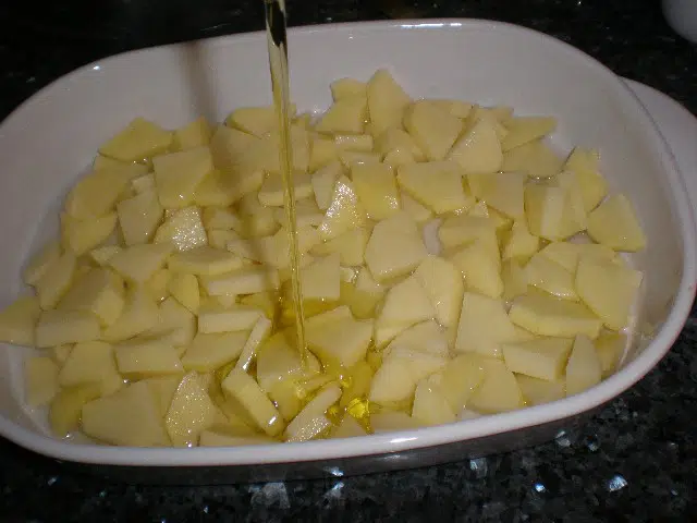 Echar aceite a papas