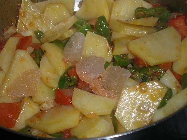 Echar cubitos de concentrado de pescado y marisco