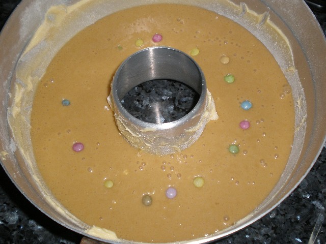 Masa para bizcochón con pastillas de colores