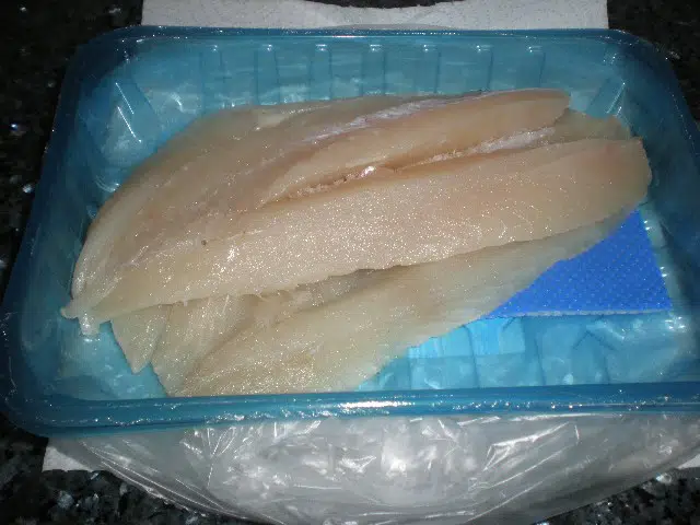 Filetes de gallo frescos y limpios